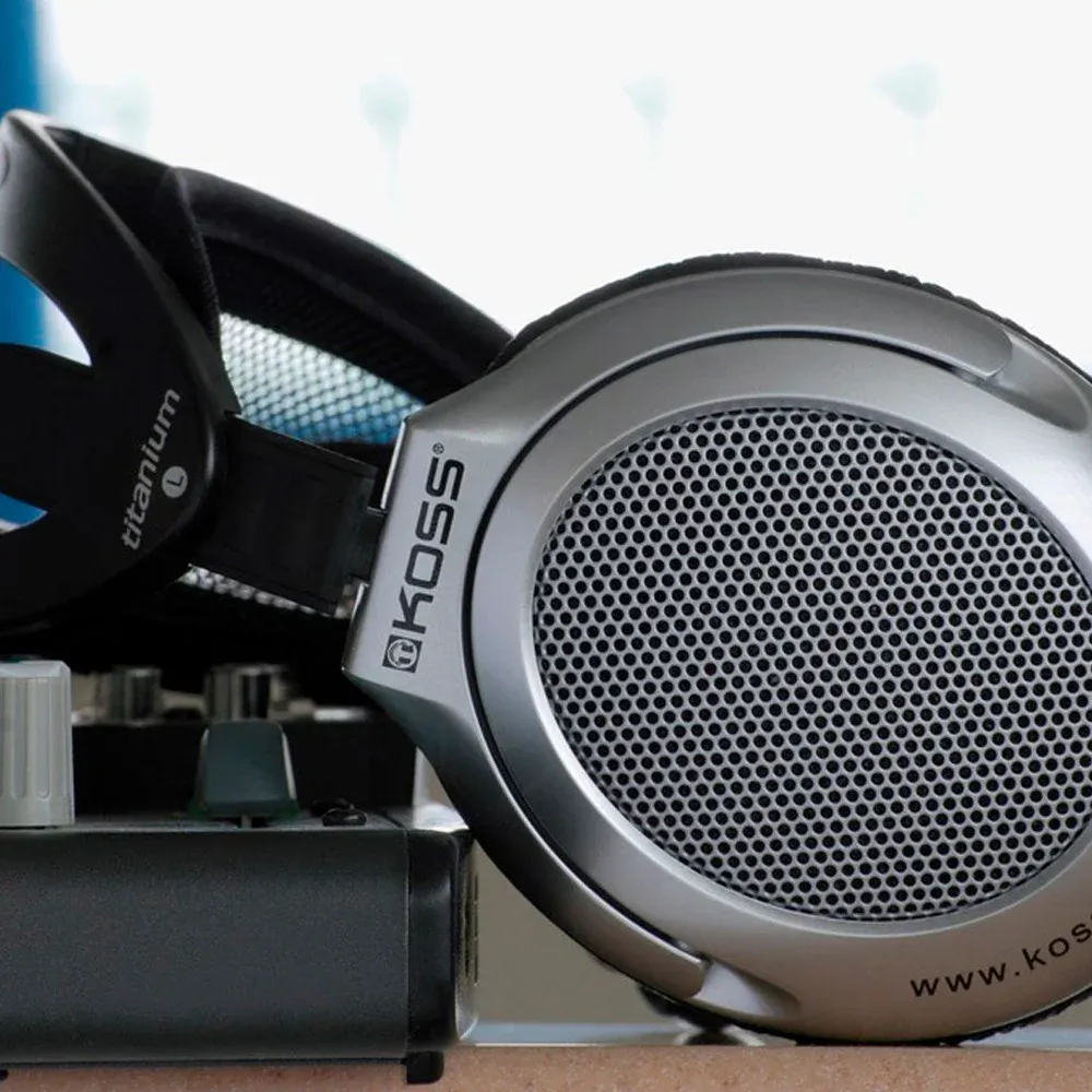 Koss UR40